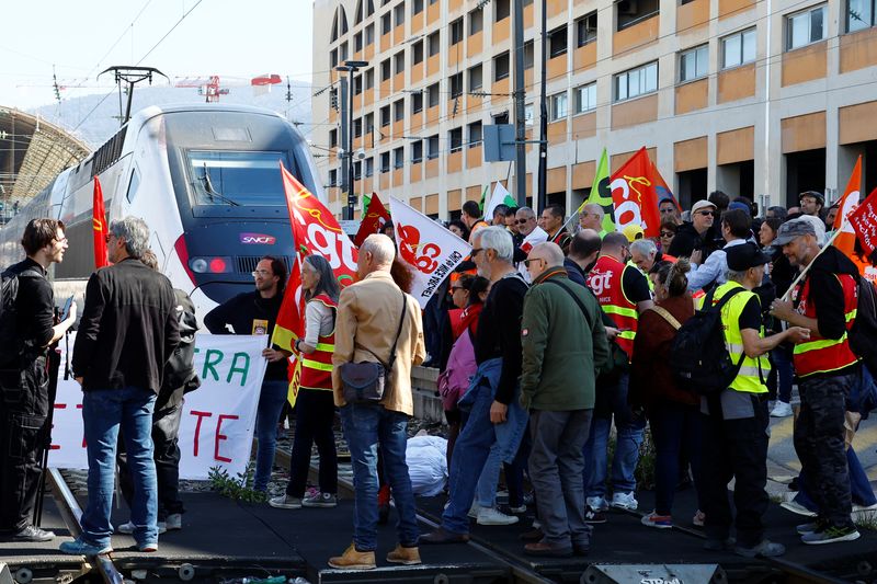 © Reuters. Manifestantes franceses protestam contra reforma previdenciária, em Nice, França
22/03/2023
REUTERS/Eric Gaillard