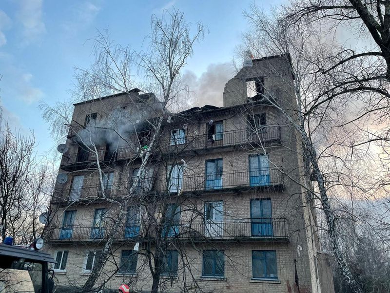 © Reuters. Vista de edifício destruído após bombardeio, em Kiev, Ucrânia
22/03/2023
Serviço de imprensa do escritório do promotor regional de Kiev/Handout via REUTERS