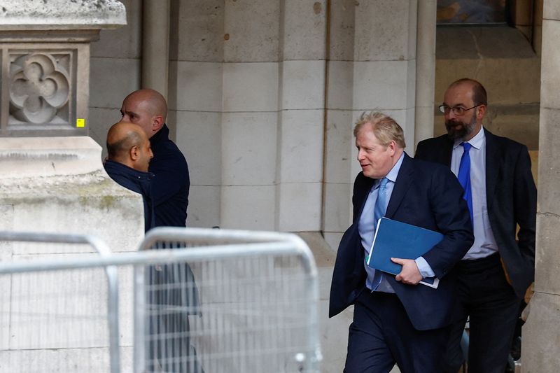 © Reuters. Former British Prime Minister Boris Johnson walks at the parliament in London, Britain, March 22, 2023. REUTERS/Peter Nicholls