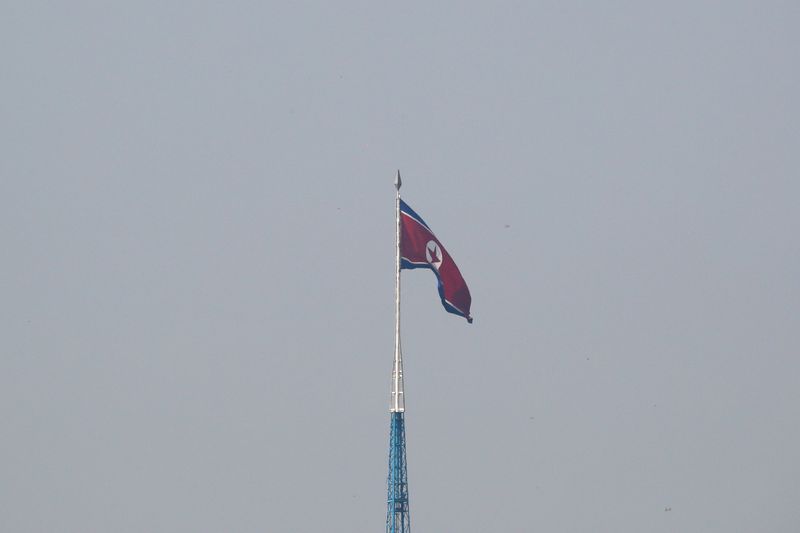 © Reuters. Vista de bandeira norte-coreana, em Gijungdong, Coreia do Norte
30/09/2019
REUTERS/Kim Hong-Ji