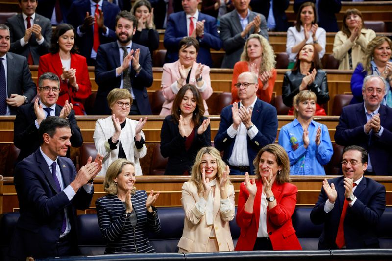 &copy; Reuters. Premiê espanhol, Pedro Sánchez, e parlamentares celebram derrota de moção de desconfiança, em Madri, Espanha
22/03/2023
REUTERS/Juan Medina