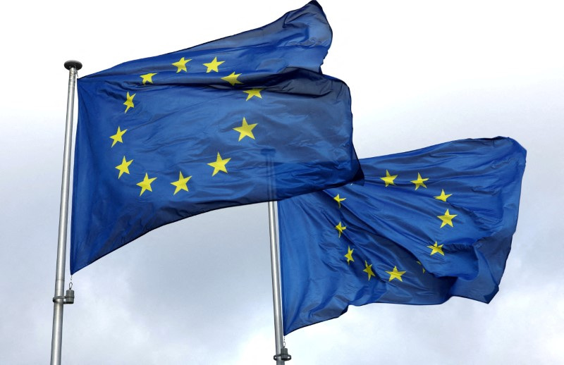 &copy; Reuters. Bandiere Ue davanti la sede della Commissione europea a Bruxelles. REUTERS/Yves Herman/