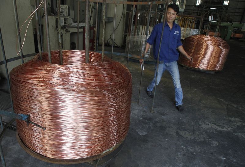 &copy; Reuters. FOTO DE ARCHIVO: Un trabajador etiqueta productos de cobre en la fábrica de cables Truong Phu, en la provincia septentrional vietnamita de Hai Duong, a las afueras de Hanói 2 de noviembre de 2013. REUTERS/Kham