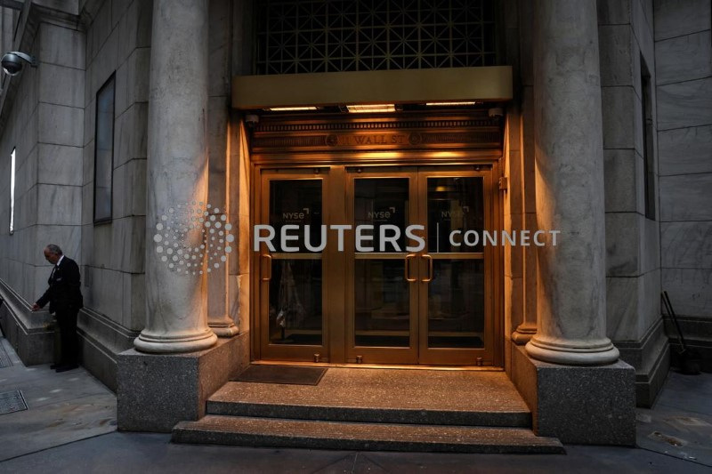 &copy; Reuters. L'ingresso della Borsa di New York su Wall Street. 15 novembre 2022. REUTERS/Brendan McDermid