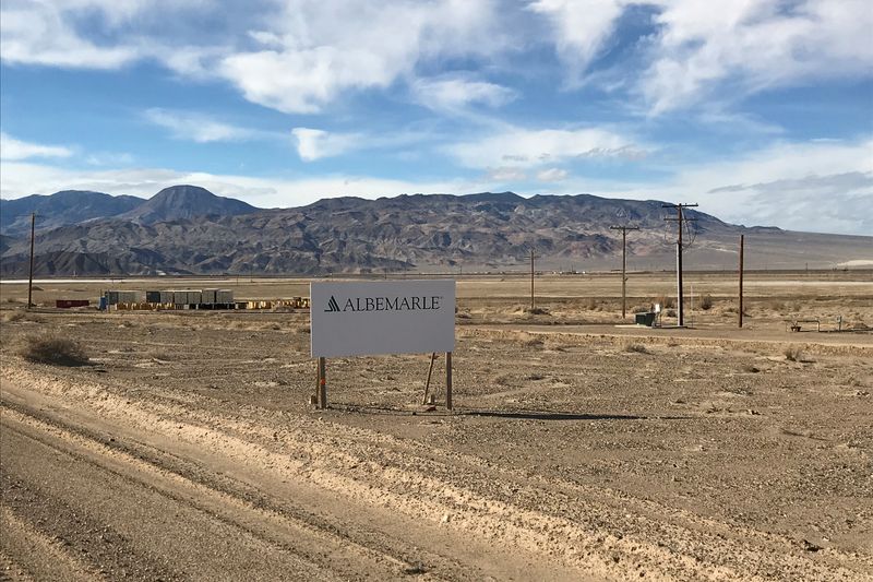 &copy; Reuters. FILE PHOTO: A sign at the approach road leads to Albemarle's lithium evaporation ponds at its facility in Silver Peak, Nevada, U.S., January 9, 2019. REUTERS/Ernest Scheyder