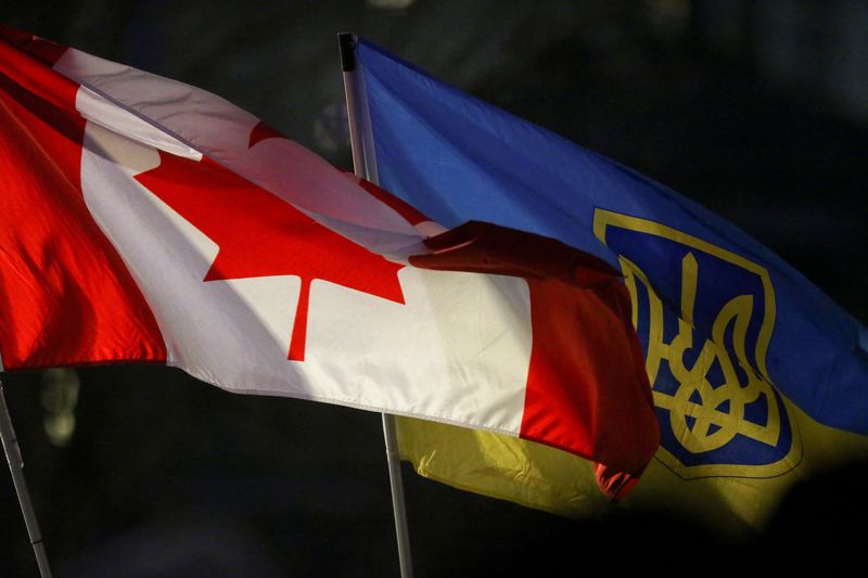 &copy; Reuters. FILE PHOTO: A Canadian flag and a Ukrainian flag with the tryzub are seen during a rally to mark the one year anniversary of Russia’s invasion of Ukraine at the Canadian Museum for Human Rights in Winnipeg, Manitoba, Canada on February 24, 2023.  REUTER