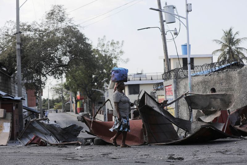 &copy; Reuters. FILE PHOTO: A woman walks past a barricade amid gang violence in Port-au-Prince, Haiti March 3, 2023. REUTERS/Ralph Tedy Erol/File Photo