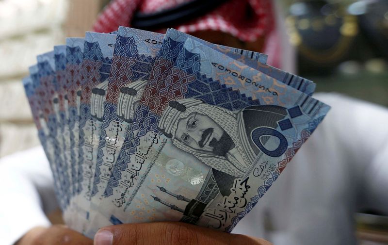 &copy; Reuters. FILE PHOTO: A Saudi money changer displays Saudi Riyal banknotes at a currency exchange shop in Riyadh, Saudi Arabia July 27, 2017. REUTERS/Faisal Al Nasser