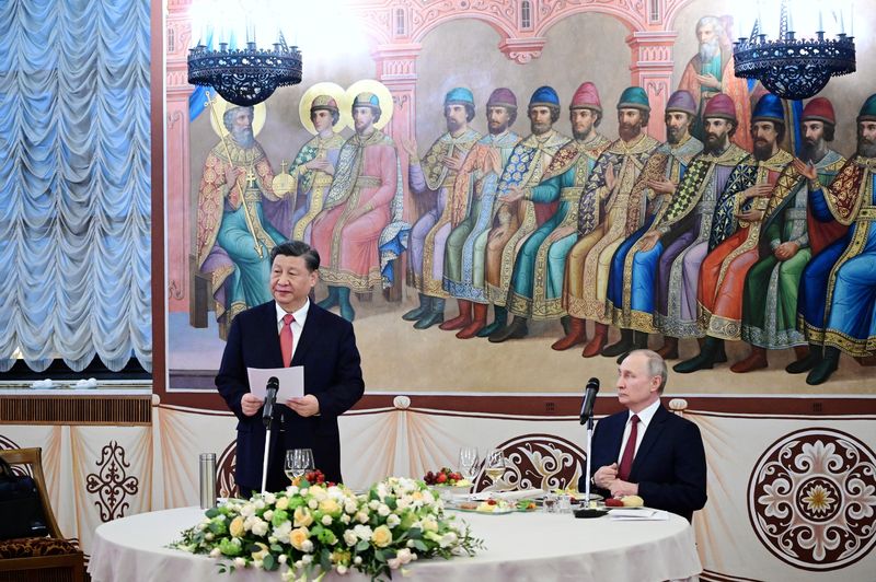 &copy; Reuters. الرئيس الصيني شي جين بينغ والرئيس الروسي فلاديمير بوتين خلال اجتماع في الكرملين بموسكو يوم الثلاثاء. صورة لرويترز من وكالة أنباء سبوتنيك.