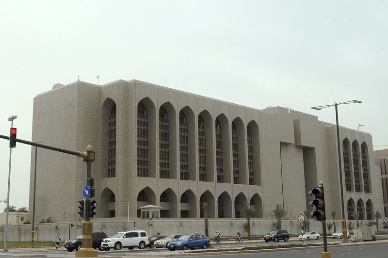 &copy; Reuters. FILE PHOTO: Vehicles stop at a red light in front of the main branch of UAE Central Bank in Abu Dhabi, January 29, 2013. REUTERS/Ben Job