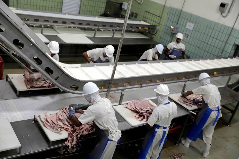 &copy; Reuters. FOTO DE ARCHIVO: Empleados trabajan en una planta de JBS S.A, el mayor productor mundial de carne de vacuno, en Santana de Parnaiba, Brasil 19 de diciembre de 2017. REUTERS/Paulo Whitaker/Foto de archivo2017. REUTERS/Paulo Whitaker/File Photo