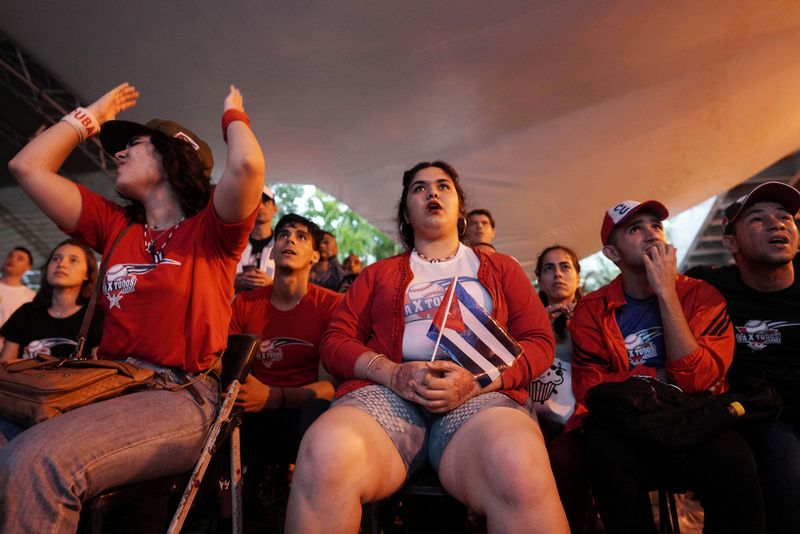 &copy; Reuters. Torcedores assistem em uma tela em Havana, Cuba, a partida entre EUA e Cuba pelas semifinais do World Baseball Classic, em Miami
19/03/2023
REUTERS/Alexandre Meneghini