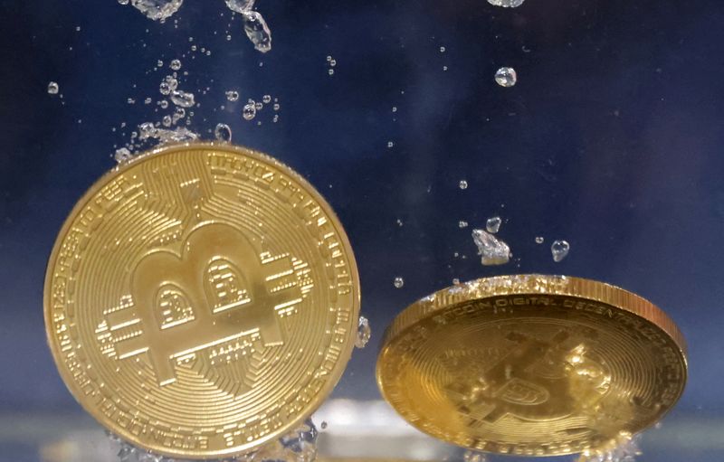 © Reuters. FILE PHOTO: Representations of cryptocurrency Bitcoin plunge into water in this illustration taken, May 23, 2022. REUTERS/Dado Ruvic/Illustration