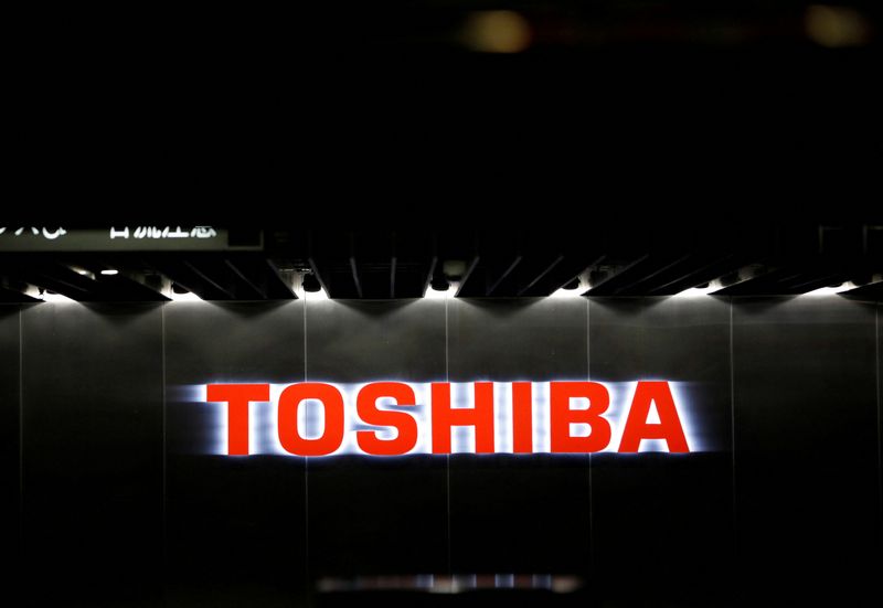 &copy; Reuters. FILE PHOTO: The logo of Toshiba Corp is seen at the company's facility in Kawasaki, Japan June 10, 2021. REUTERS/Kim Kyung-Hoon/File Photo