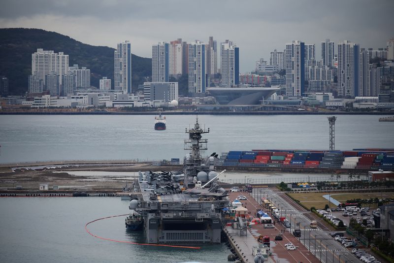 &copy; Reuters. 　３月２３日、米韓両軍の合同上陸訓練「双竜訓練」に米強襲揚陸艦「マキン・アイランド（写真）」が合流したと当局者が明らかにした。写真は釜山で撮影（２０２３年　ロイター/Kim Hong