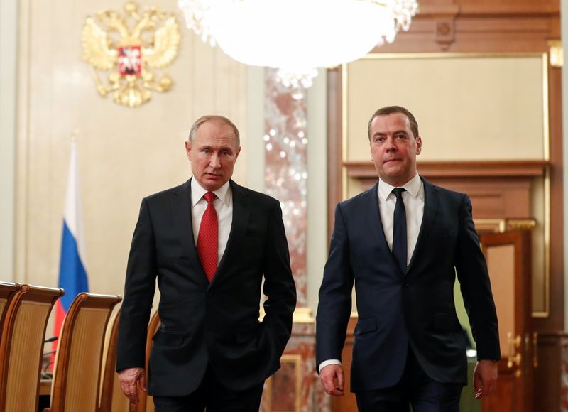 © Reuters. Russian President Vladimir Putin and Prime Minister Dmitry Medvedev speak before a meeting with members of the government in Moscow, Russia January 15, 2020. Sputnik/Dmitry Astakhov/Pool via REUTERS   