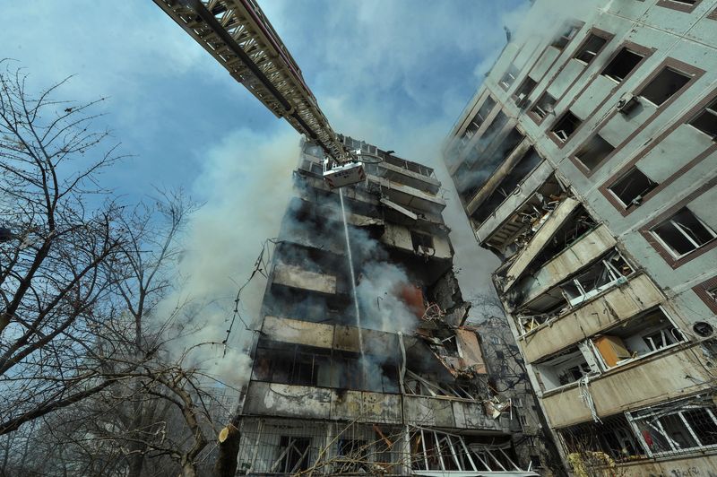 © Reuters. A view of a residential building damaged by a Russian missile strike, amid Russia's attack on Ukraine, in Zaporizhzhia, Ukraine March 22, 2023. REUTERS/Stringer