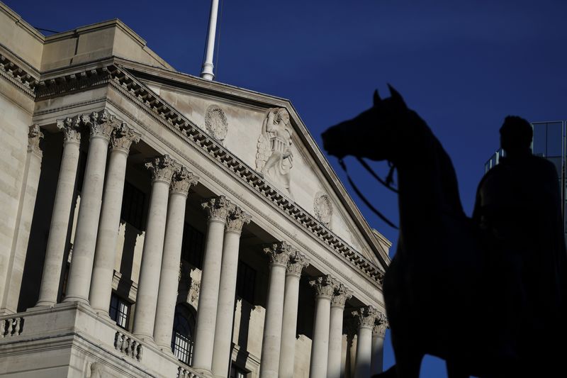 &copy; Reuters. FOTO DE ARCHIVO: La silueta de una estatua frente a la sede del Banco de Inglaterra en Londres, Reino Unido, el 12 de diciembre de 2017. REUTERS/Clodagh Kilcoyne