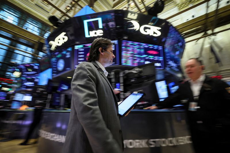 &copy; Reuters. FILE PHOTO: Traders work on the floor of the New York Stock Exchange (NYSE) in New York City, U.S., March 22, 2023.  REUTERS/Brendan McDermid