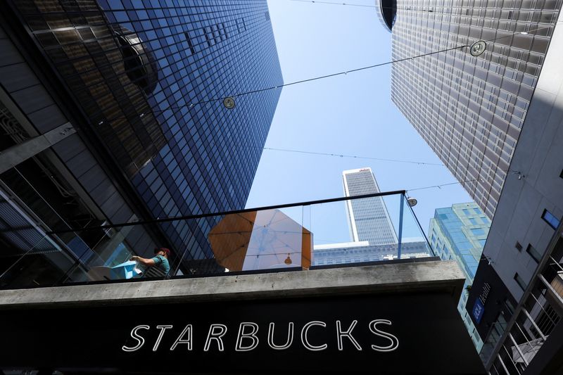 © Reuters. FILE PHOTO: A Starbucks coffee shop is seen in downtown Los Angeles, California, U.S., June 29, 2022. REUTERS/Lucy Nicholson
