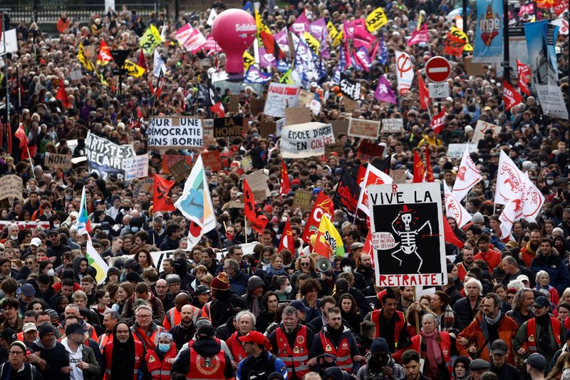 &copy; Reuters. محتجون يشاركون في مظاهرة خلال اليوم التاسع من إضرابات واحتجاجات في أنحاء فرنسا على قانون التقاعد في نانت يوم الخميس. تصوير: ستيفان ماهي – رو
