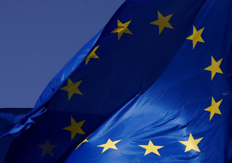 &copy; Reuters. Delle bandiere dell'Unione Europea sventolano davanti alla sede della Commissione Ue a Bruxelles, in Belgio, il 17 giugno 2022. REUTERS/Yves Herman