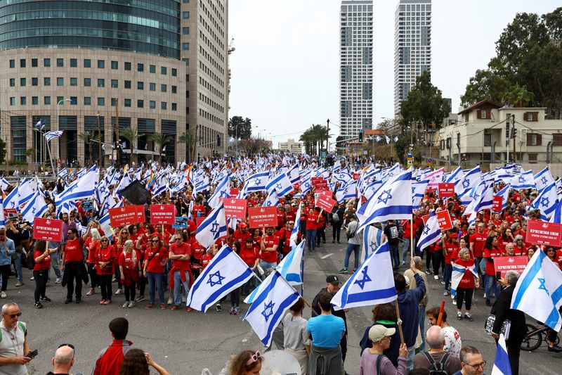 &copy; Reuters. Demonstrators take part in the "Day of Shutdown" protest, as Israeli Prime Minister Benjamin Netanyahu's nationalist coalition government presses on with its judicial overhaul, in Tel Aviv, Israel March 23, 2023. REUTERS/Ronen Zvulun