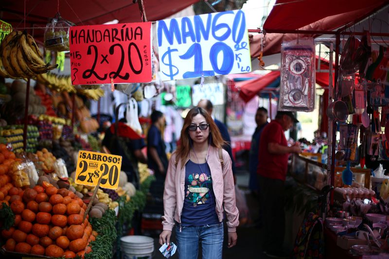 &copy; Reuters. FOTO DE ARCHIVO: Los precios de las frutas se muestran en un mercado en la Ciudad de México, México. 22 de febrero, 2018. REUTERS/Edgard Garrido/Archivo