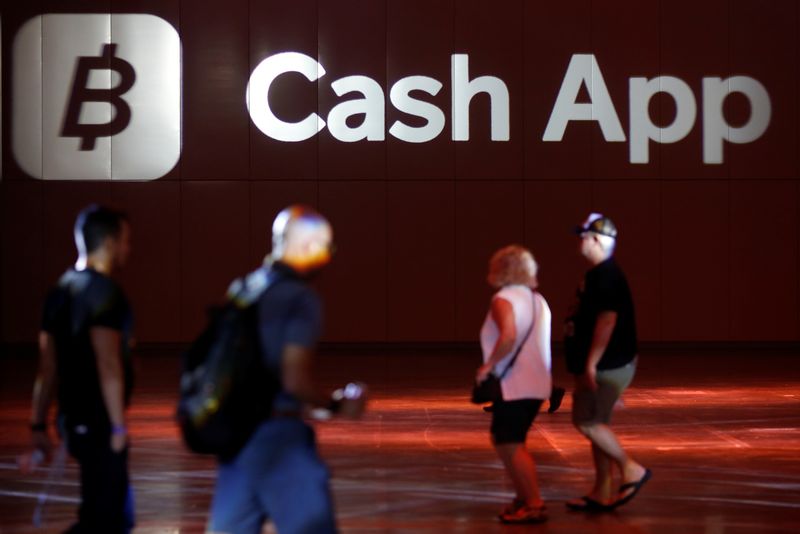 © Reuters. The logo of Cash App is seen at the main hall during the Bitcoin Conference 2022 in Miami Beach, Florida, U.S. April 6, 2022. REUTERS/Marco Bello