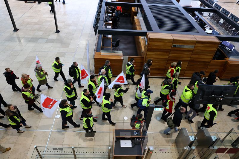 &copy; Reuters. Trabajadores aeroportuarios protestan en el aeropuerto de BER durante una huelga convocada por el sindicato alemán Verdi en Berlín, el 13 de marzo de 2023. REUTERS/Christian Mang/File Photo
