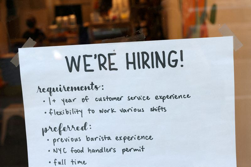 &copy; Reuters. Un panneau d'embauche est visible dans un café alors que le département du travail américain publie son rapport sur l'emploi de juillet, à Manhattan, New York City, États-Unis. /Photo prise le 5 août 2022/REUTERS/Andrew Kelly