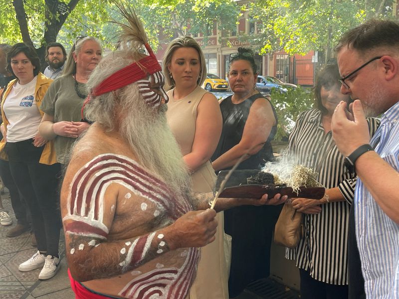 &copy; Reuters. Homem kaurna realiza ritual para espectadores em Adelaide, Austrália
23/02/2023
REUTERS/Jill Gralow