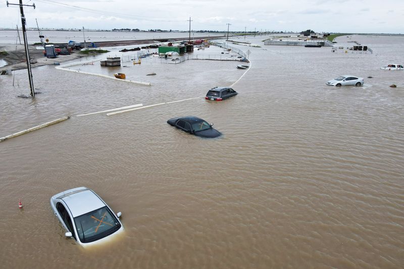 &copy; Reuters. Carros submersos por enchente em Corcoran, EUA
21/03/2023
REUTERS/David Swanson