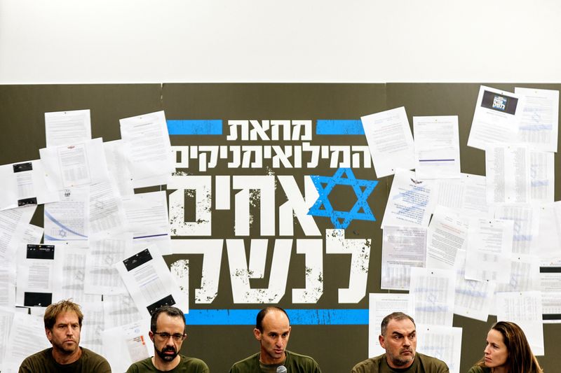 &copy; Reuters. Members of Israel's 'Brothers in Arms' reservist protest group hold a news conference as Prime Minister Benjamin Netanyahu's nationalist coalition government presses on with its judicial overhaul, in Herzliya near Tel Aviv, Israel, March 21, 2023. REUTERS