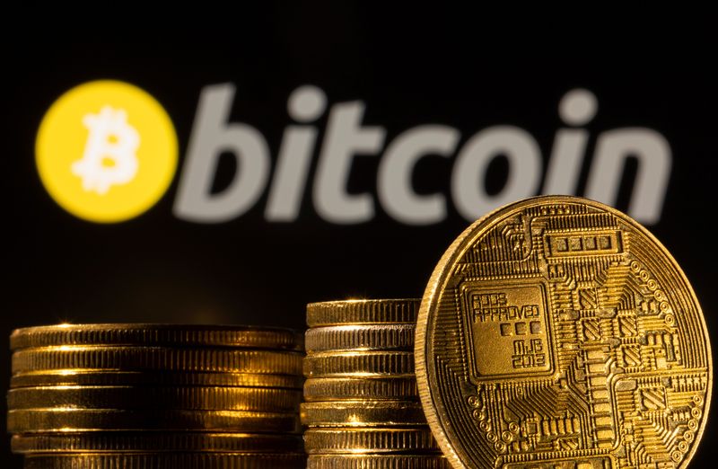 © Reuters. A representation of the cryptocurrency is seen in front of Bitcoin logo in this illustration taken, March 4, 2022. REUTERS/Dado Ruvic/Illustration