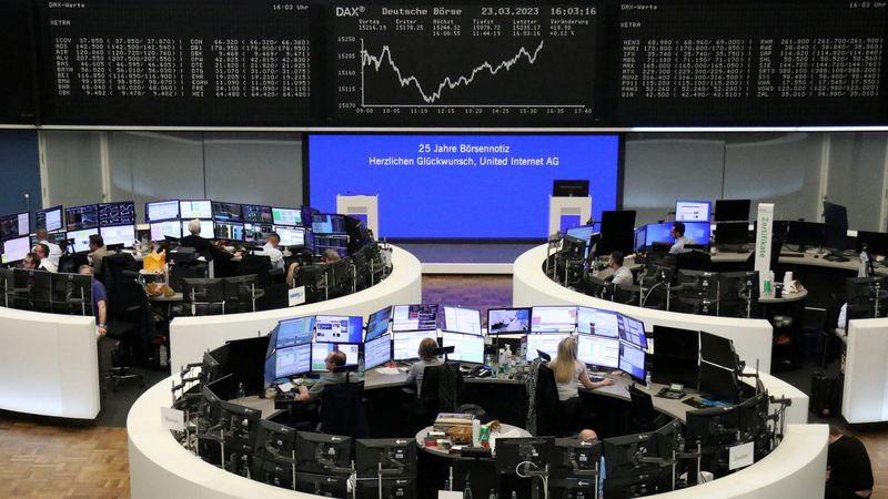 &copy; Reuters. شاشات تعرض بيانات من مؤشر داكس الألماني ببورصة فرانكفورت يوم الخميس. تصوير رويترز. 