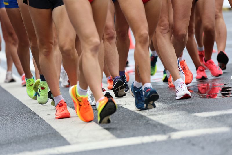 © Reuters. FILE PHOTO: Athletics - 2022 European Championships - Munich, Germany - August 20, 2022 General view of athletes after the start of the Women's 20Km Race Walk Final REUTERS/Lukas Barth