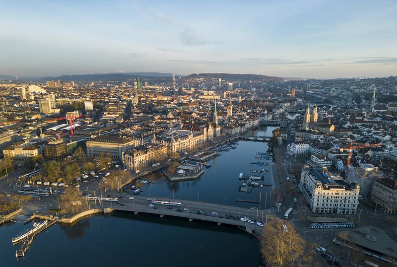 &copy; Reuters. El río Limmat y la ciudad se ven a primera hora de la mañana en Zúrich, Suiza, 21 de marzo de 2023. REUTERS/Denis Balibouse