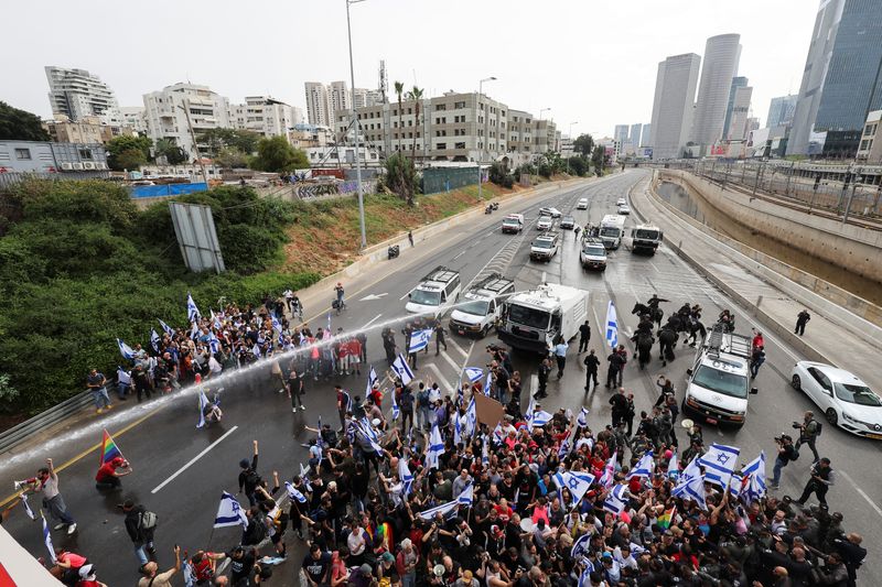 &copy; Reuters. الشرطة الإسرائيلية تستخدم مدفع ماء لتفريق متظاهرين في تل أبيب يوم الخميس. تصوير: نير إلياس - رويترز. 