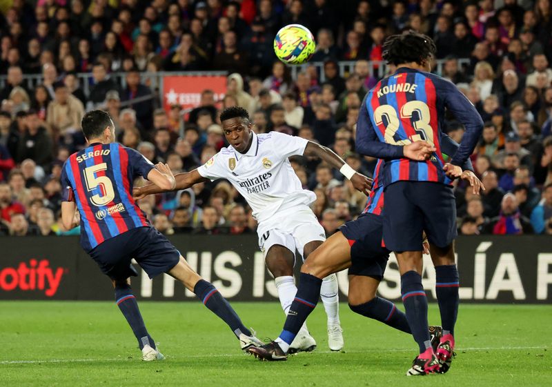 &copy; Reuters. Vinícius Jr. disputa jogada contra o Barcelona
19/03/2023
REUTERS/Nacho Doce