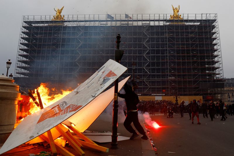 &copy; Reuters. Des manifestants mettent le feu à des objets devant l'Opéra Garnier au milieu d'affrontements lors d'une manifestation dans le cadre de la neuvième journée de grèves et de protestations nationales contre la réforme des retraites du gouvernement fran