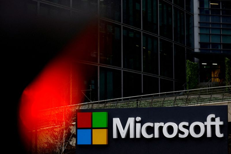 &copy; Reuters. FILE PHOTO: A view shows a Microsoft logo at Microsoft offices in Issy-les-Moulineaux near Paris, France, January 25, 2023. REUTERS/Gonzalo Fuentes/File Photo