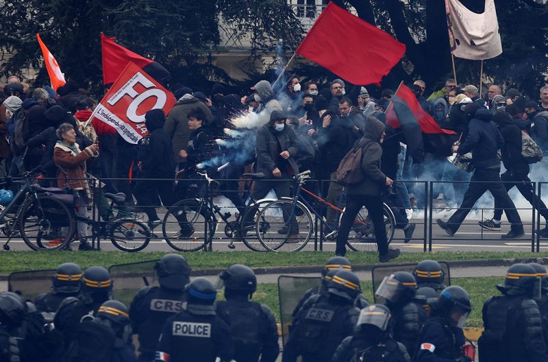 © Reuters. Protesters face off with French CRS riot police amid clashes during a demonstration as part of the ninth day of nationwide strikes and protests against French government's pension reform, in Nantes, France, March 23, 2023.  REUTERS/Stephane Mahe