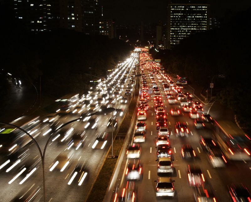 &copy; Reuters. Carros no engarrafamento em avenida de São Paulo
08/04/2008
REUTERS/Paulo Whitaker