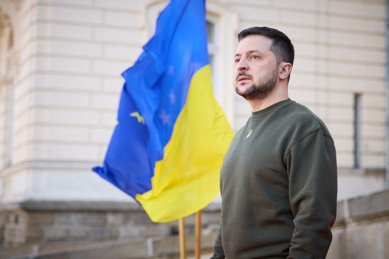 &copy; Reuters. O presidente da Ucrânia, Volodymyr Zelenskiy, espera pela presidente do Parlamento Europeu, Roberta Metsola, em Lviv, Ucrânia
04/03/2023
Serviço de Imprensa Presidencial Ucraniano/Divulgação via REUTERS