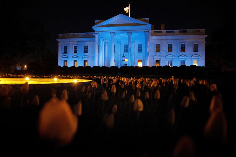 &copy; Reuters. جزء من البيت الأبيض مضاء باللون الأزرق بمناسبة يوم التوعية بمرض التوحد في واشنطن بصورة من أرشيف رويترز.