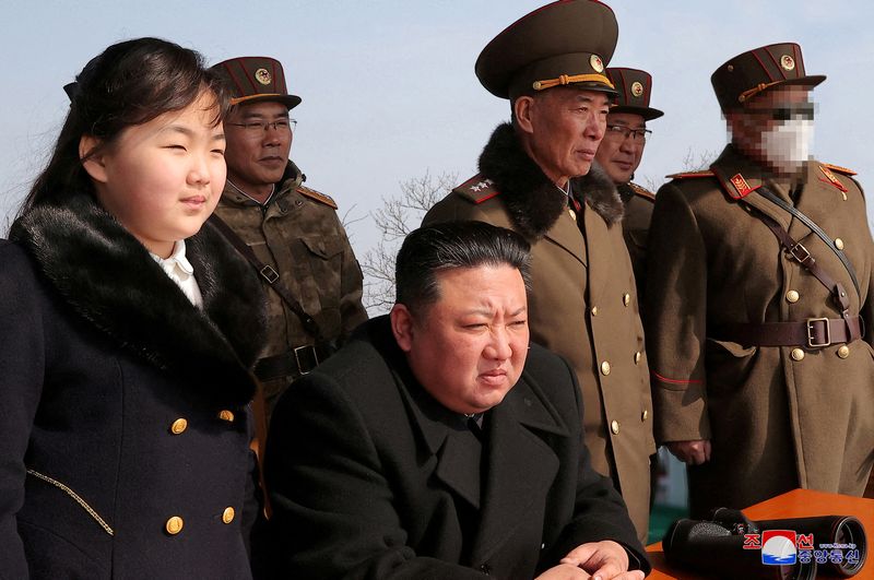© Reuters. FILE PHOTO: North Korean leader Kim Jong Un and his daughter Kim Ju Ae watch a missile drill at an undisclosed location in this image released by North Korea's Central News Agency (KCNA) on March 20, 2023. KCNA via REUTERS   