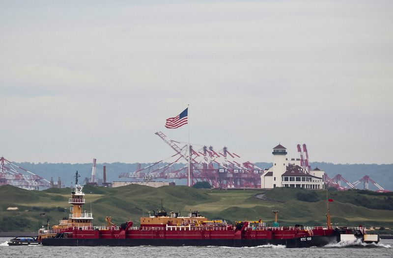 &copy; Reuters. FILE PHOTO: A tug boat pushes an oil barge through New York Harbor in New York City, U.S., May 24, 2022.  REUTERS/Brendan McDermid