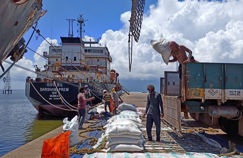 &copy; Reuters. FILE PHOTO: Labourers unload rice bags from a supply truck at India's main rice port at Kakinada Anchorage in the southern state of Andhra Pradesh, India, September 2, 2021. Picture taken September 2, 2021. REUTERS/Rajendra Jadhav