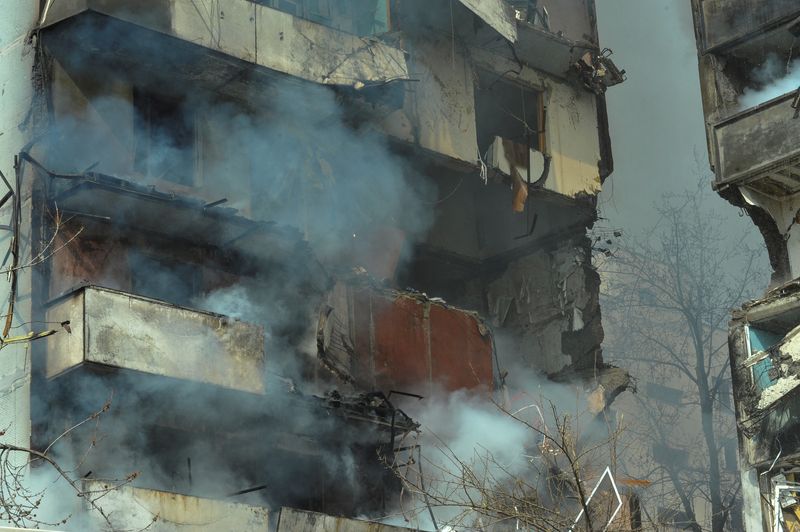 © Reuters. منظر لمبنى متضرر بفعل قصف صاروخي روسي في زابوريجيا بأوكرانيا يوم 22 مارس آذار 2023 في صورة لرويترز.